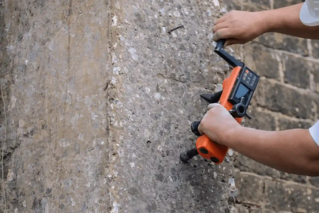 Ingénieurs RS Ingénierie réalisant des sondages de reconnaissance de structures