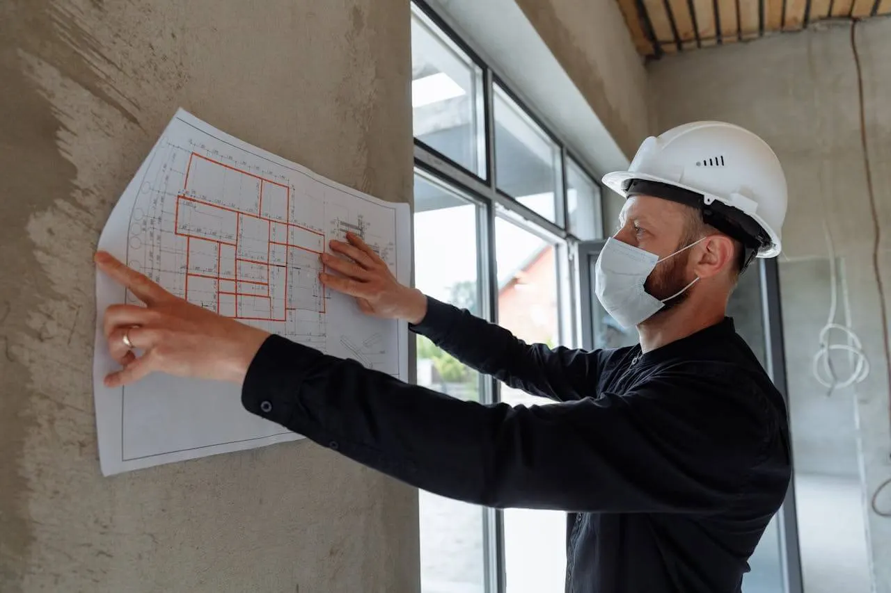 Ingénieur structure inspectant un mur porteur sur chantier