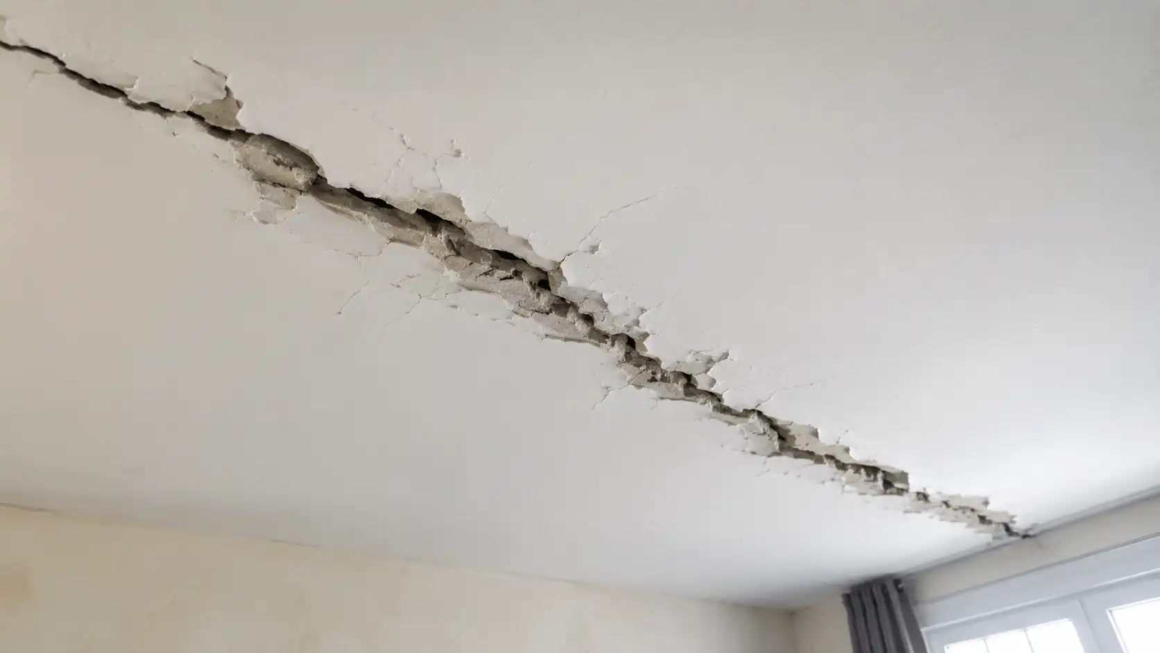 Fissure plafond : causes, risques et quand agir en 2026 ?