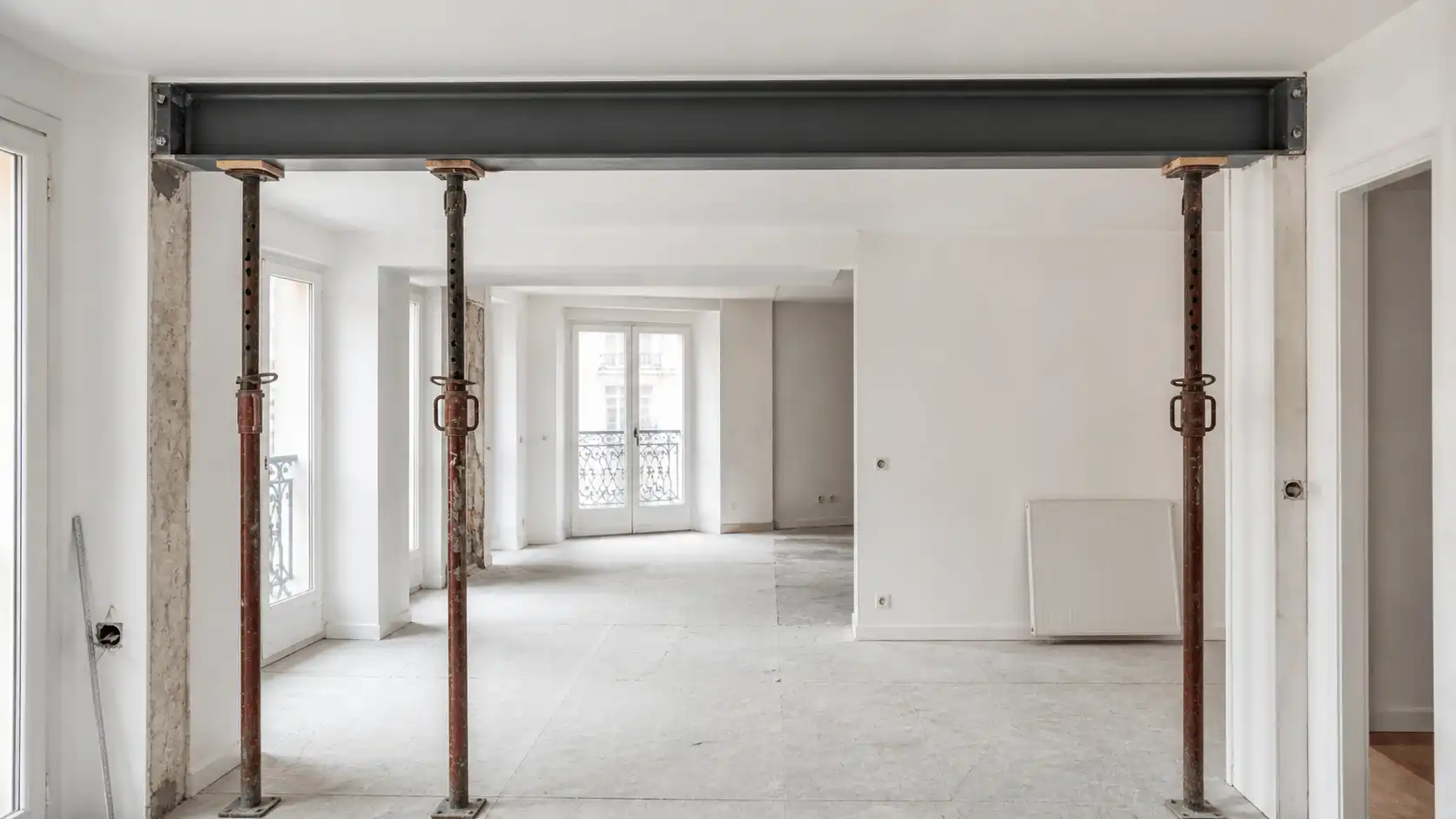 Chantier ouverture mur porteur avec IPN posé et finitions en cours — RS Ingénierie