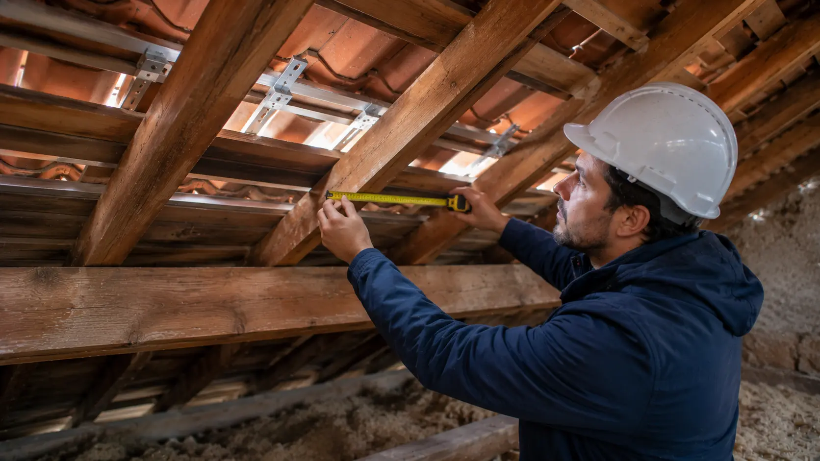 Ingénieur RS Ingénierie vérifiant les charges d'une toiture avant installation de panneaux photovoltaïques