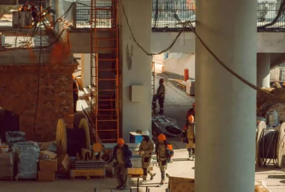 Ingénieurs RS Ingénierie évaluant la capacité portante d'une structure béton